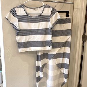 ROXY cute 2 pc.Skirt set. White/ Navy Good condition! Size S